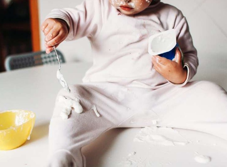 Vêtements bébé : quelles sont les tâches les plus courantes ?