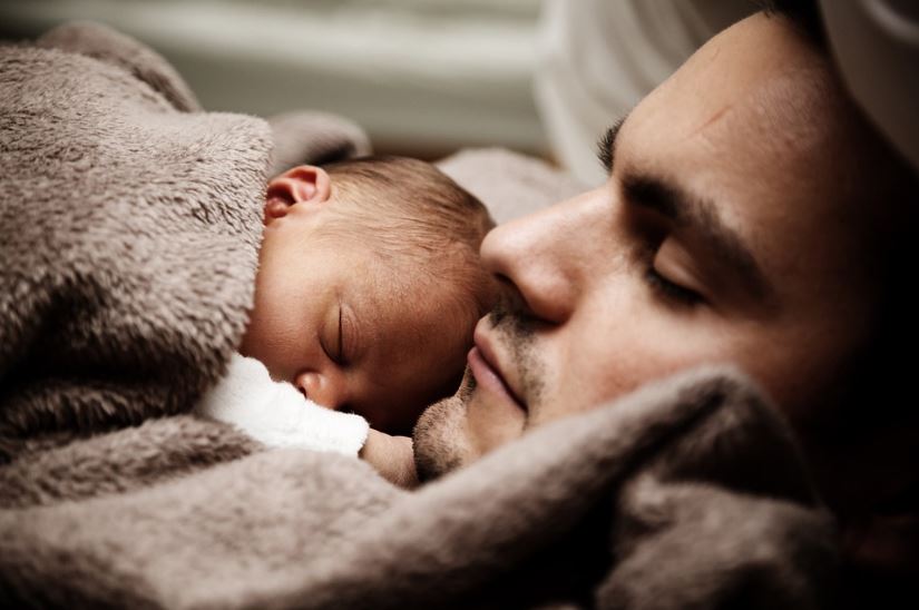 bébé et papa dans une couverture pour se protéger du froid