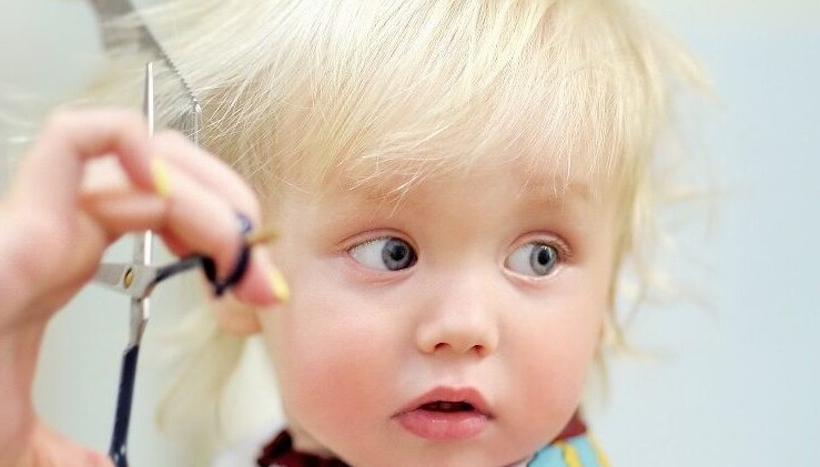 Quel est le bon moment pour couper les cheveux de bébé ?