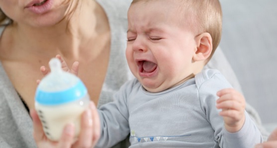 Comment faire accepter le biberon à un bébé allaité : conseils et méthodes