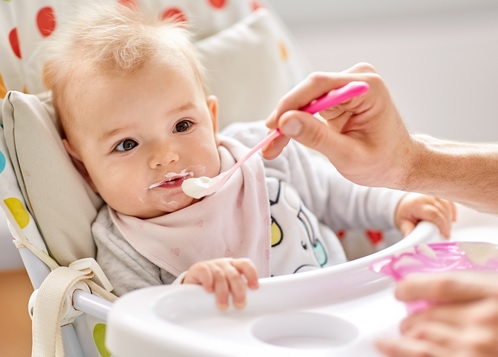 A quel âge donner des yaourts normaux à bébé : comment faire cette transition ?